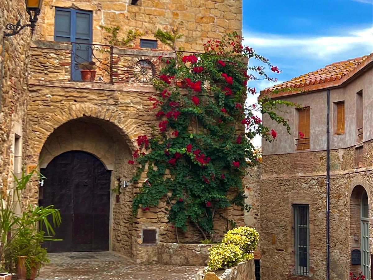 Tapas Feast by the Sea in Costa Brava,&nbsp;Spain